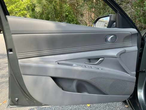 Used 2025 Hyundai Elantra SEL FWD image 33