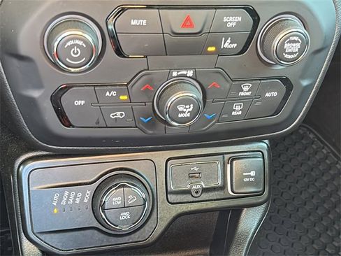 Certified 2022 Jeep Renegade Trailhawk image 31