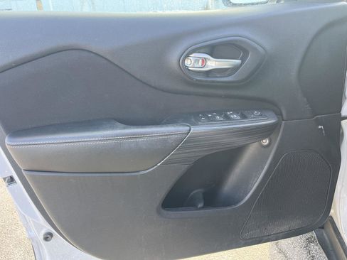 Used 2017 Jeep Cherokee Latitude w/ Cold Weather Group image 9