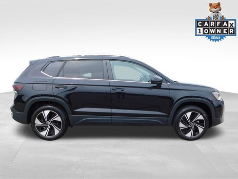 Used 2025 Volkswagen Taos SE AWD/4WD image 2