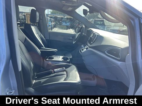 Used 2024 Chrysler Pacifica Touring-L image 23