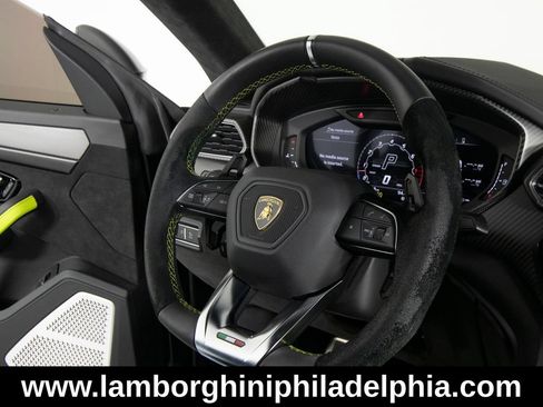 Used 2022 Lamborghini Urus AWD/4WD image 32