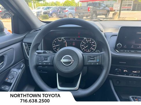 Used 2024 Nissan Rogue SV AWD/4WD image 16