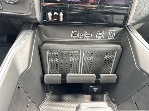 Used 2025 RAM 1500 Laramie AWD/4WD image 21