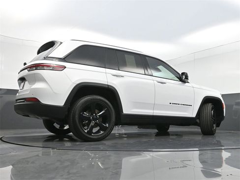 Used 2023 Jeep Grand Cherokee Altitude image 33