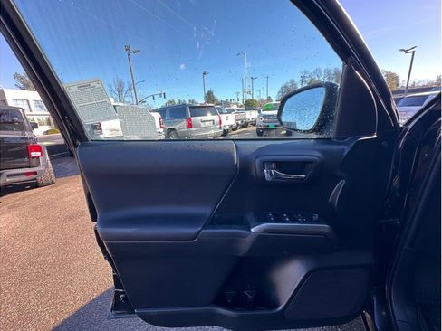 Used 2019 Toyota Tacoma TRD Sport image 15