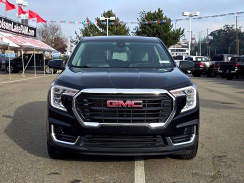 Used 2024 GMC Terrain SLE image 2