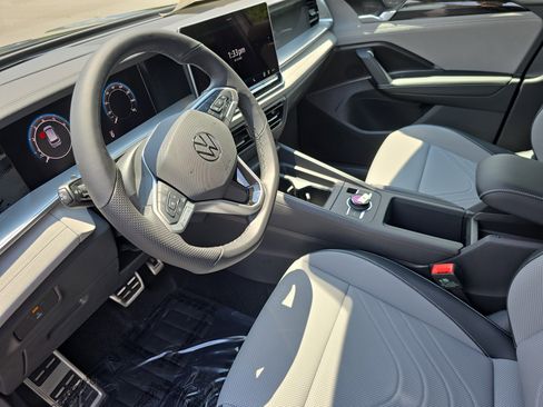 New 2025 Volkswagen Tiguan SE R-Line image 16