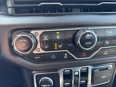 Used 2024 Jeep Wrangler Unlimited w/ Convenience Group AWD/4WD image 22