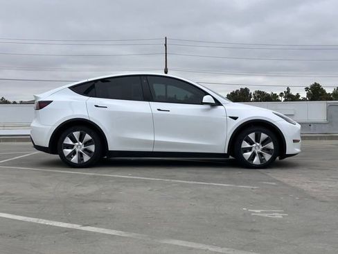 Used 2022 Tesla Model Y Long Range AWD/4WD image 30