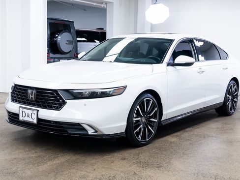 Used 2023 Honda Accord Touring image 3