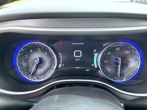 Used 2022 Chrysler Pacifica Touring-L FWD image 10
