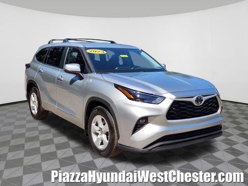 Used 2023 Toyota Highlander LE AWD/4WD image 1