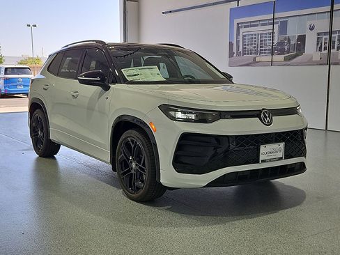 New 2026 Volkswagen Tiguan SE R-Line FWD image 2
