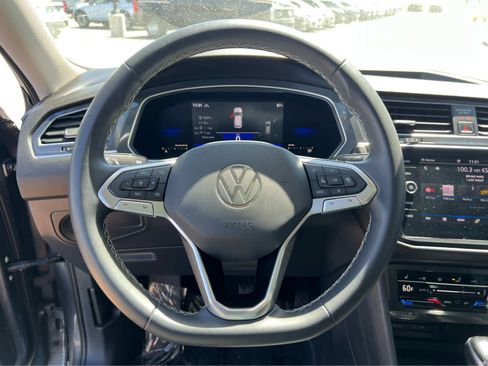 Used 2022 Volkswagen Tiguan SE AWD/4WD image 35