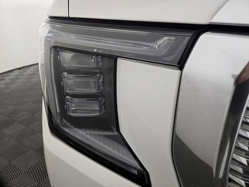 Used 2021 GMC Yukon Denali w/ Denali Premium Package image 8