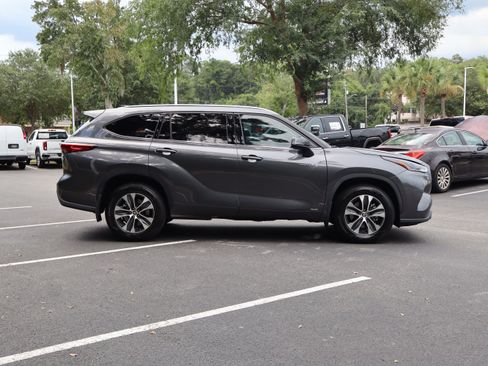 Used 2021 Toyota Highlander XLE AWD/4WD image 5