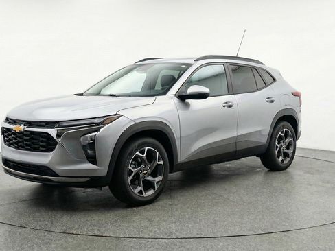 Used 2025 Chevrolet Trax LT w/ LT Convenience Package image 3