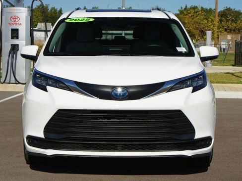 Used 2025 Toyota Sienna LE image 25