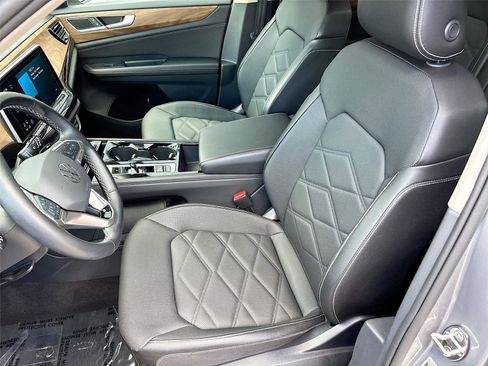 Used 2025 Volkswagen Atlas SE FWD image 23