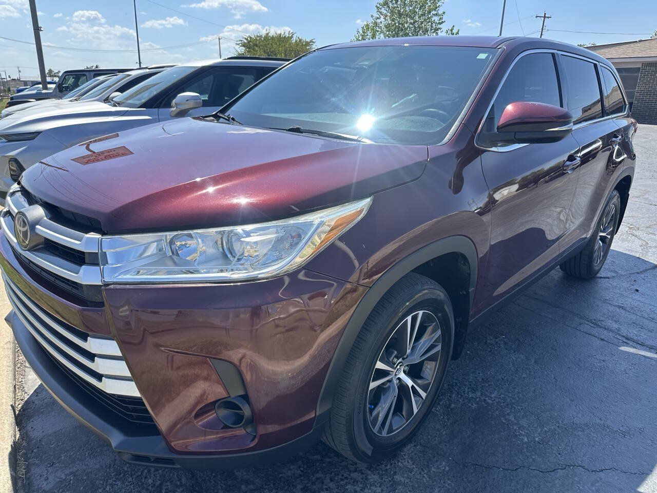 Used 2019 Toyota Highlander LE FWD image 3