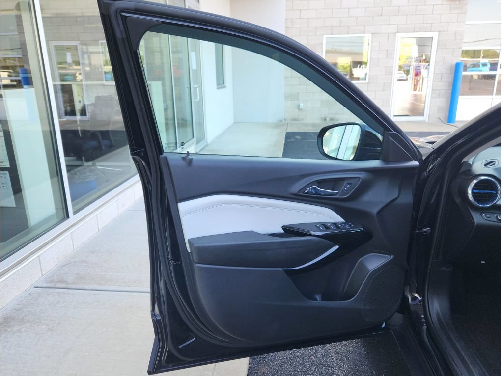 Used 2024 Chevrolet Trax LT w/ Sunroof Package FWD image 14