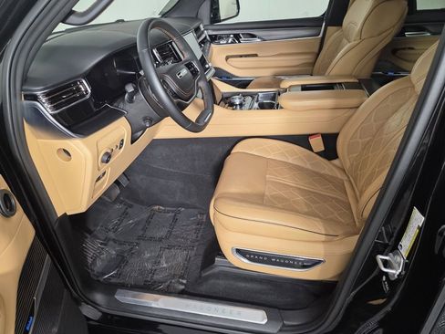 Used 2025 Jeep Grand Wagoneer Series III w/ Rear Seat Video Group 1 AWD/4WD image 10