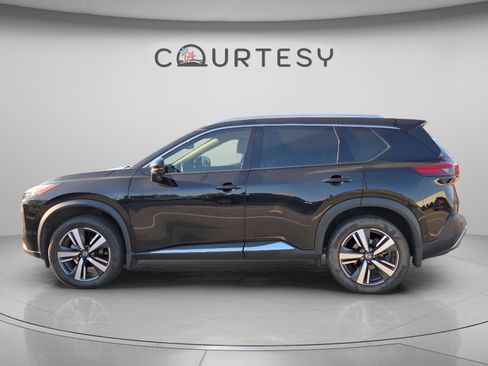 Used 2021 Nissan Rogue Platinum image 2