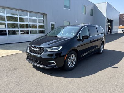 Used 2024 Chrysler Pacifica Touring-L