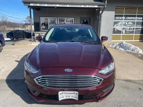 Used 2017 Ford Fusion SE w/ Fusion SE Technology Package FWD image 2