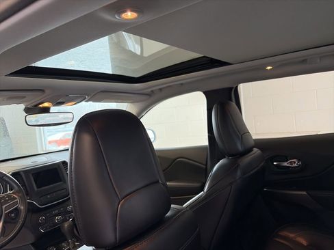 Used 2020 Jeep Cherokee Latitude Plus w/ Comfort/Convenience Group image 7