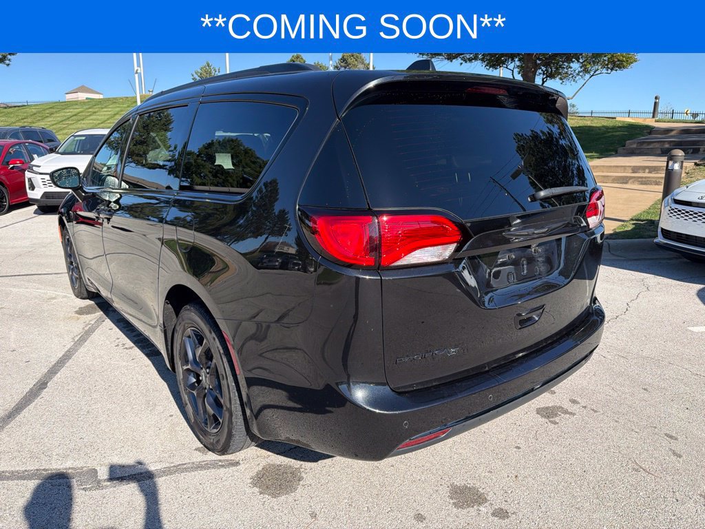 Used 2018 Chrysler Pacifica Touring-L w/ S Appearance Package FWD image 8