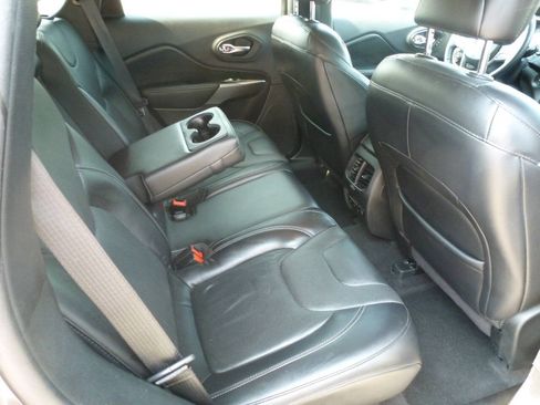 Used 2019 Jeep Cherokee Limited AWD/4WD image 29