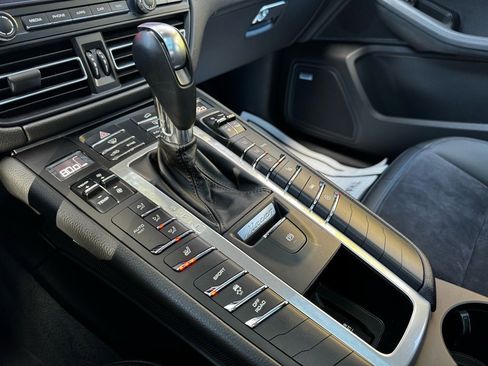 Used 2021 Porsche Macan image 16