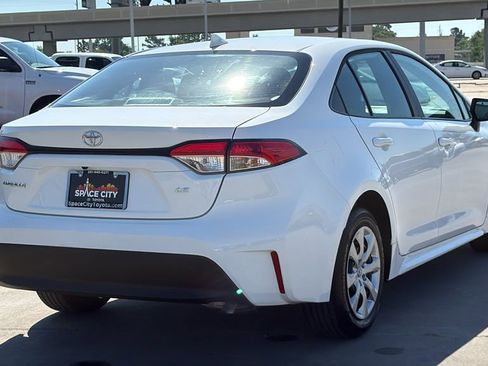 Used 2026 Toyota Corolla LE FWD image 5