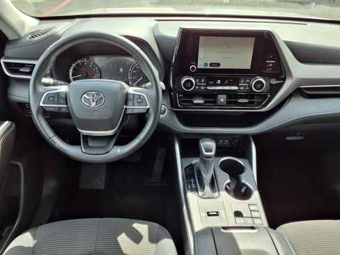 Used 2025 Toyota Highlander LE FWD image 15