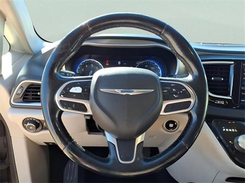 Used 2020 Chrysler Pacifica Touring-L Plus image 9