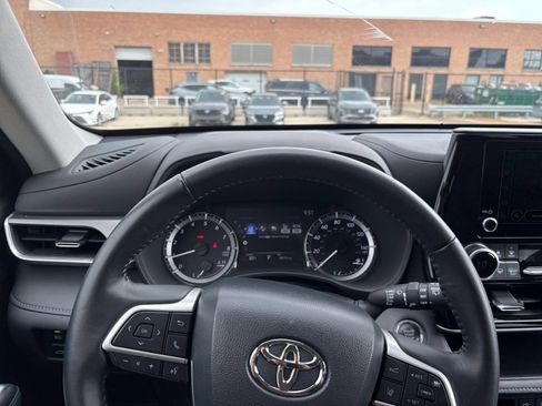 Used 2025 Toyota Highlander LE FWD image 35