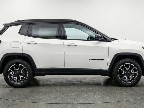 Used 2025 Jeep Compass Trailhawk image 11