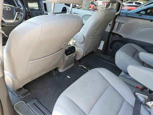 Used 2020 Toyota Sienna XLE image 11