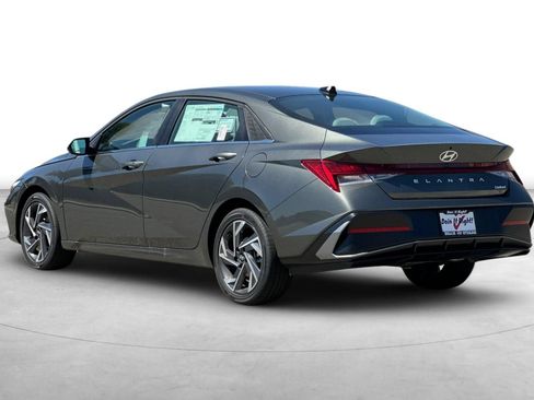 Used 2026 Hyundai Elantra Limited FWD image 4
