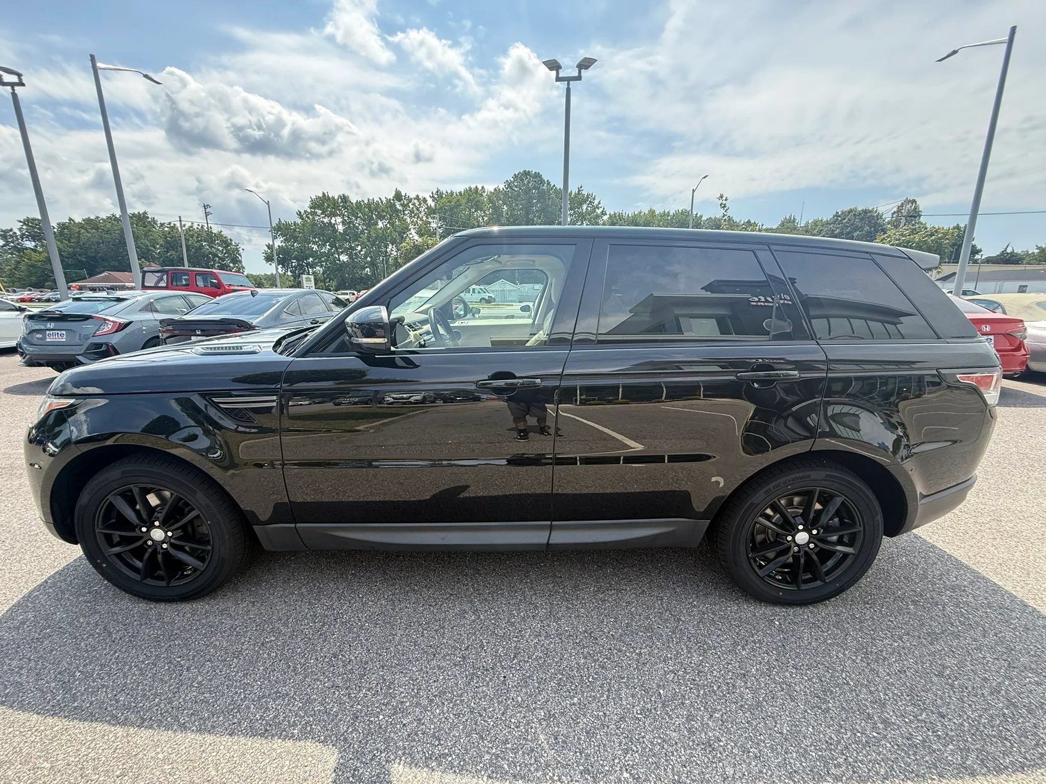 Used 2017 Land Rover Range Rover Sport SE AWD/4WD image 4