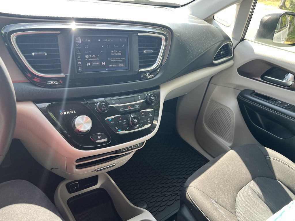 Used 2023 Chrysler Voyager LX FWD image 13