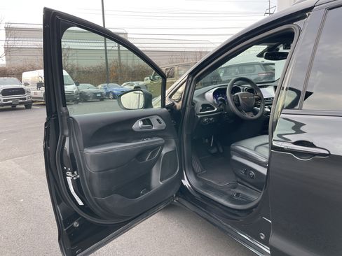 Used 2023 Chrysler Pacifica Touring-L w/ S Appearance Package image 30