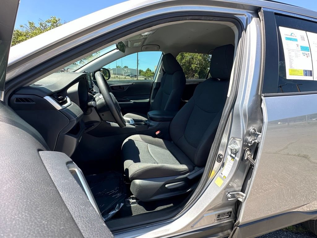 Used 2021 Toyota RAV4 LE FWD image 16