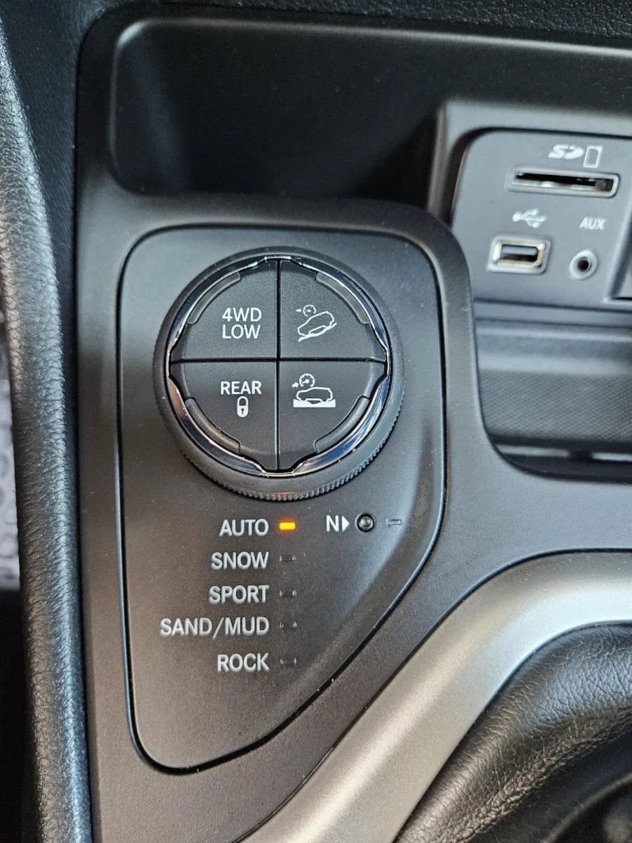 Used 2016 Jeep Cherokee Trailhawk w/ Comfort/Convenience Group AWD/4WD image 23