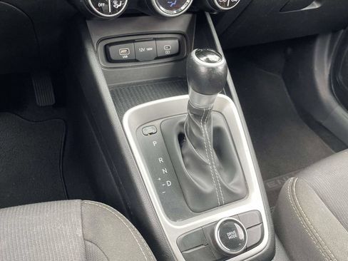 Used 2024 Hyundai Venue SEL FWD image 20