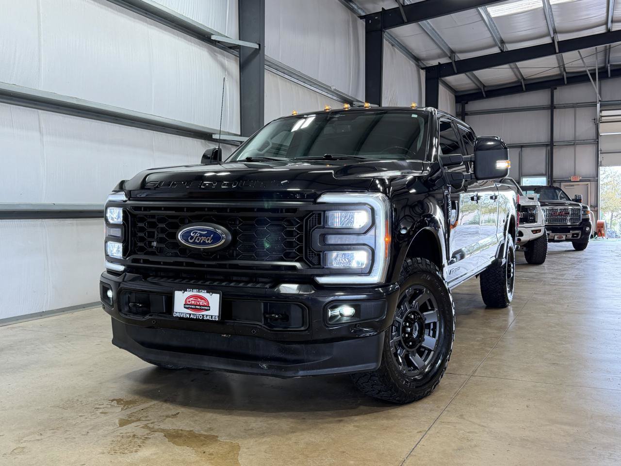 Used 2023 Ford F350 Lariat w/ Lariat Ultimate Package AWD/4WD image 2