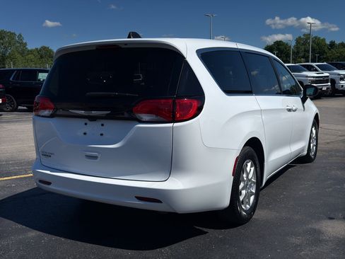 Used 2024 Chrysler Voyager LX FWD image 5