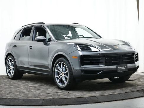 Used 2025 Porsche Cayenne image 9